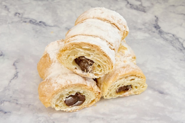 Rollitos de hojaldre y dulce de leche argentinos