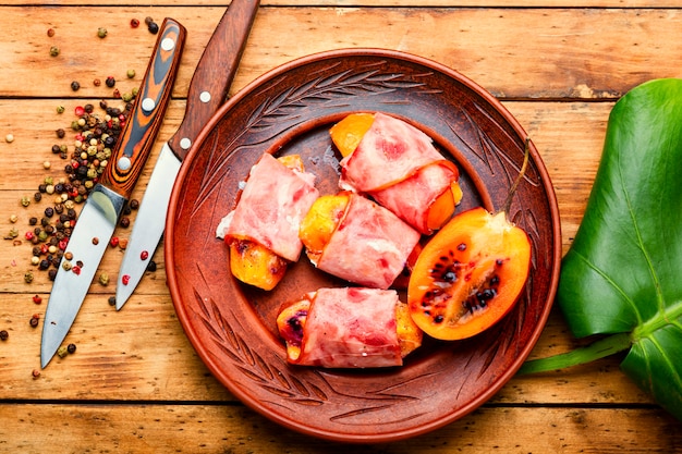 Rollitos de jamón relleno de tamarillo