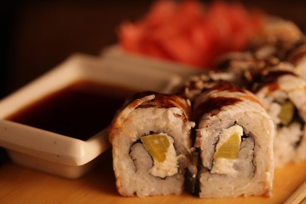 Rollitos japoneses con anguila sobre una tabla de madera