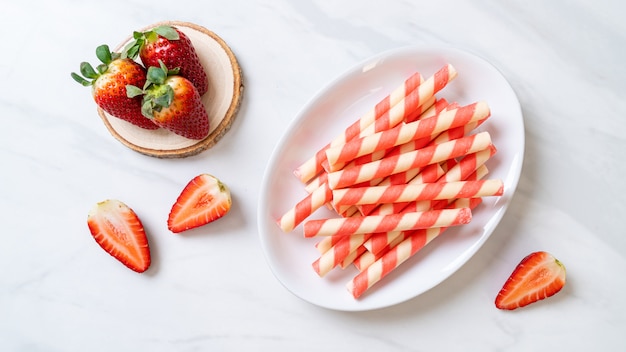 rollitos de oblea con crema de fresa