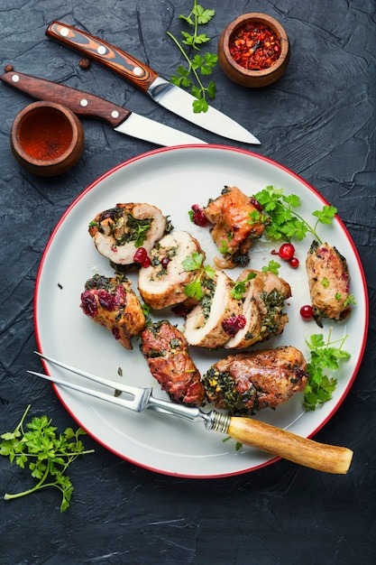 Rollitos de pavo frito con espinacas y arándanos.