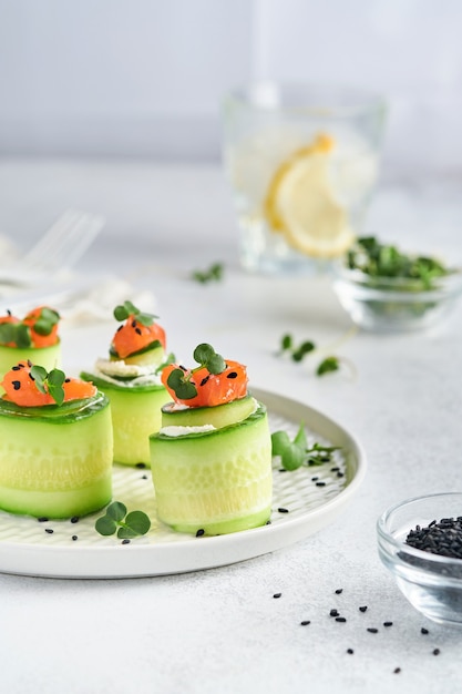 Rollitos de pepinos con queso tierno, trozos de salmón salado