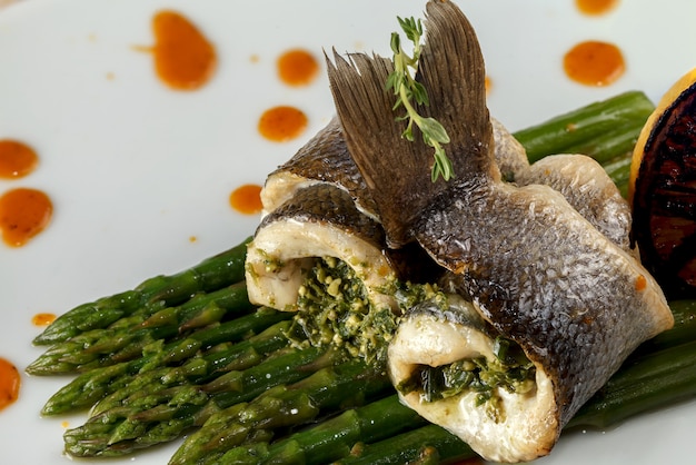 Rollitos De Pescado Blanco Al Horno Con Salsa De Espárragos