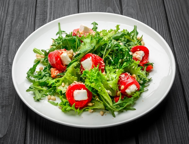 Rollitos de pimienta georgianos, con ensalada y rúcula. Cocina georgiana