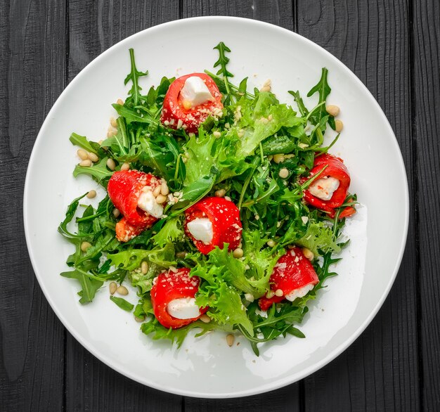 Rollitos de pimienta georgianos, con ensalada y rúcula. Cocina georgiana