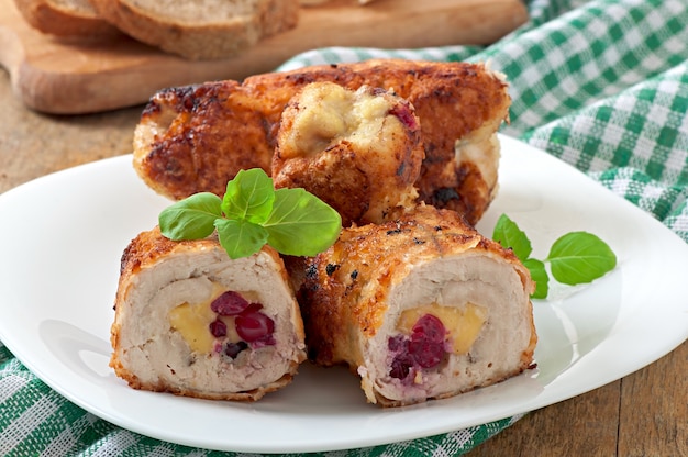 Rollitos de pollo con arándanos, queso y miel.