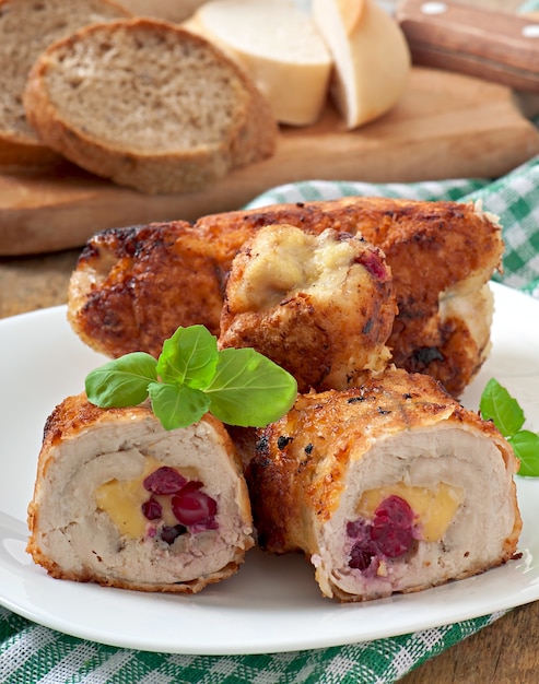 Rollitos de pollo con arándanos, queso y miel.