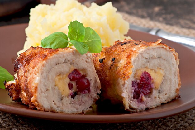 Rollitos de pollo con arándanos, queso y miel.