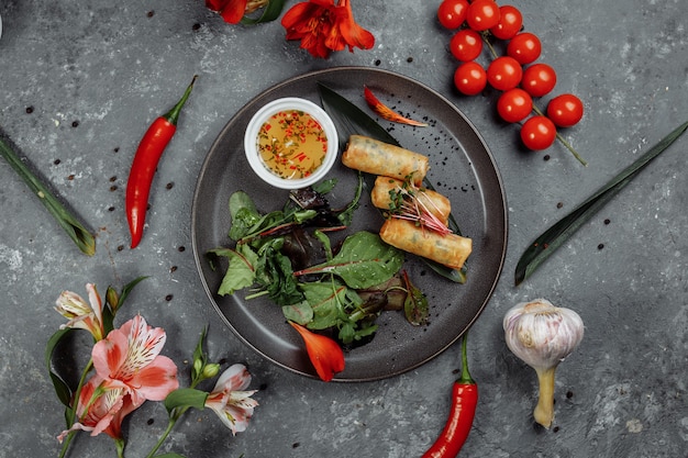 Rollitos de primavera con camarones con salsa de chile dulce. Cocina asiática.