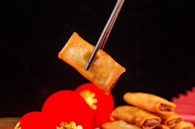 Los rollitos de primavera se comen el día de Año Nuevo chino Los rollitos de primavera son un bocadillo chino