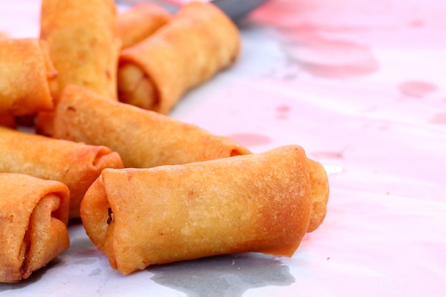 rollitos de primavera en la comida de la calle