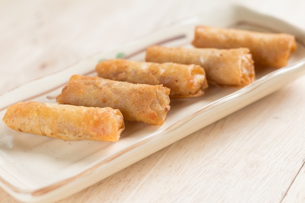 Rollitos de primavera fritos con cerdo relleno