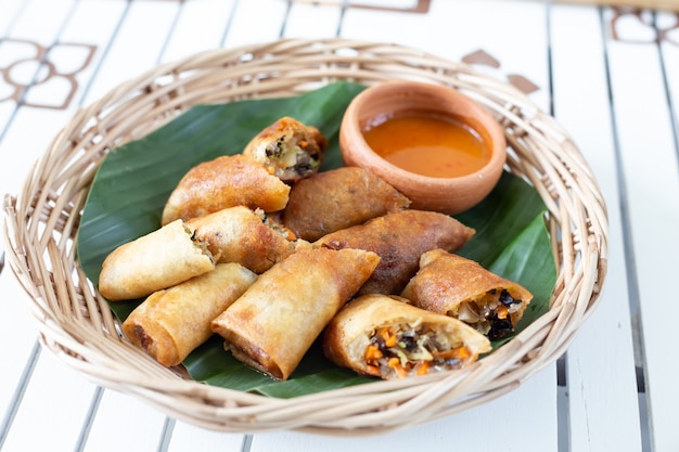 Rollitos de primavera fritos. Comida popular de los tailandeses.