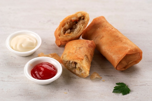 Rollitos de primavera fritos, populares como Lumpia o Popia. Un plato servido en la cena familiar del Año Nuevo chino (Imlek) (Lumpia Rebung)