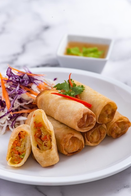 Rollitos de primavera fritos rellenos de champiñones vegetales y fideos de vidrio Festival de comida vegetariana china