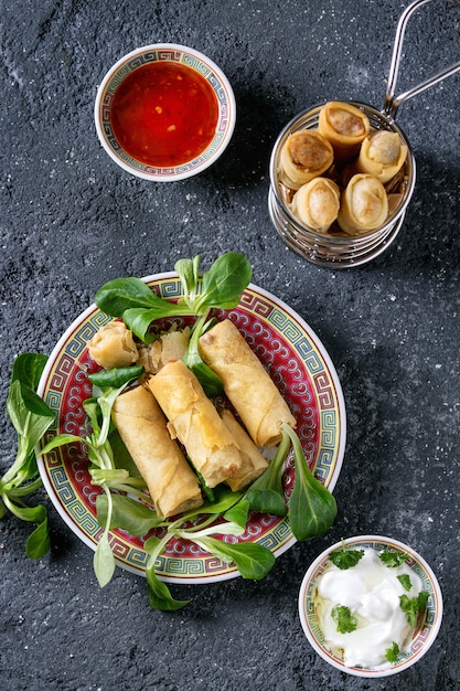 Rollitos de primavera fritos con salsa