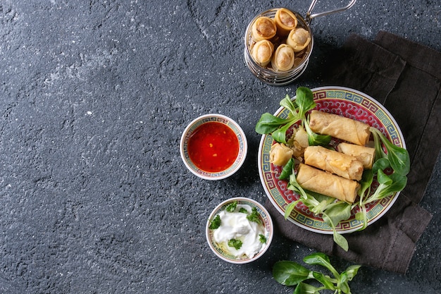 Rollitos de primavera fritos con salsa