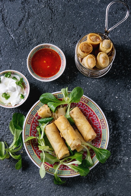 Rollitos De Primavera Fritos Con Salsa