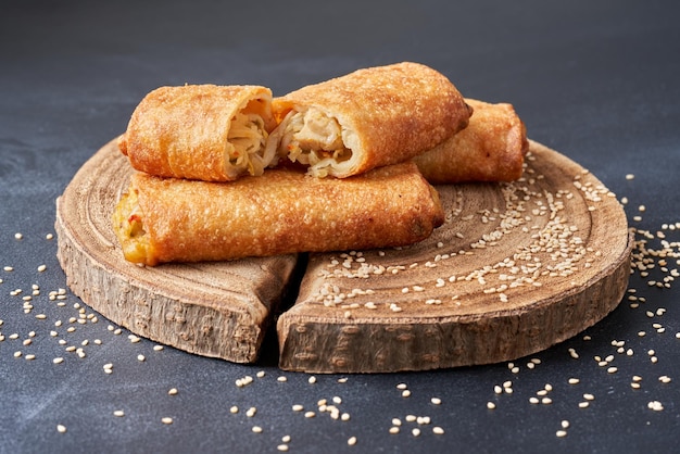 Rollitos de primavera fritos sobre una tabla de cocina de madera