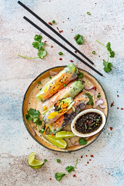 Rollitos de primavera Nem hechos con papel de arroz y verduras crudas