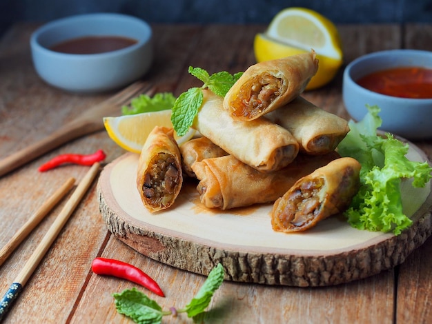 Rollitos de primavera Rollitos de huevo rellenos de verduras servidos con aderezo agridulce