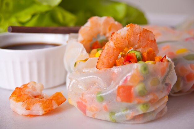 Rollitos de primavera con verduras y gambas en papel de arroz