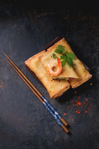 Rollitos de primavera con verduras y gambas