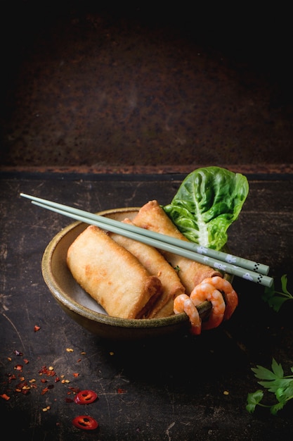 Rollitos de primavera con verduras y gambas