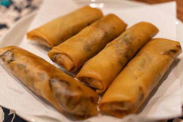 Rollitos de primavera de verduras volando sobre alimentos aislados de rollitos de primavera frescos con verduras