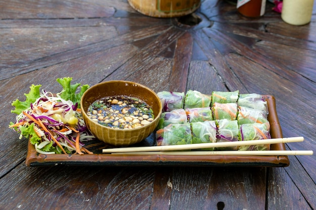 Rollitos de primavera vietnamitas frescos en un plato con ensalada de cerca