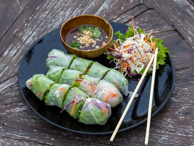 Rollitos de primavera vietnamitas frescos en un plato con ensalada