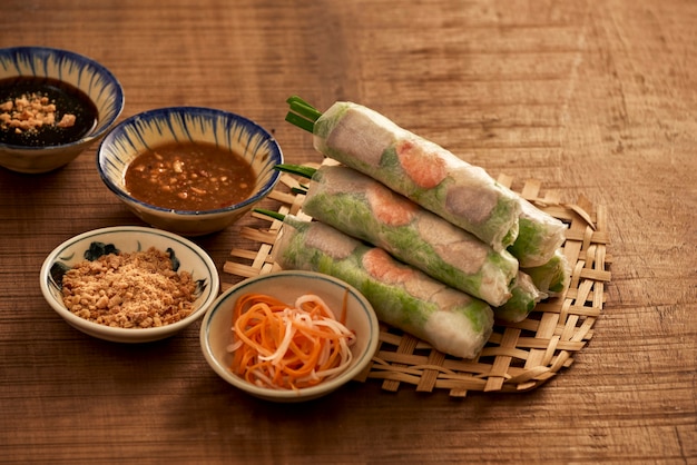 Rollitos de primavera vietnamitas frescos en un plato con ensalada