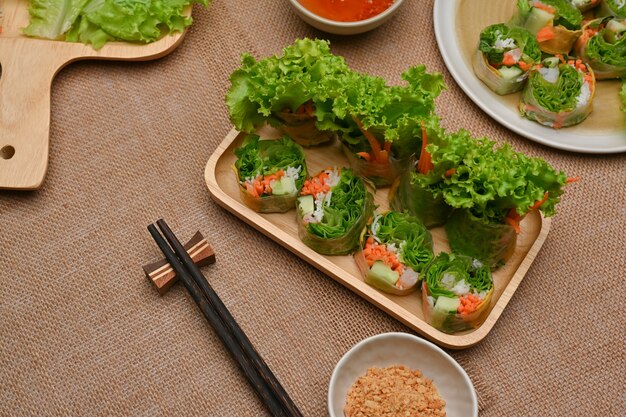 Rollitos de primavera vietnamitas servidos con salsa en la mesa del comedor