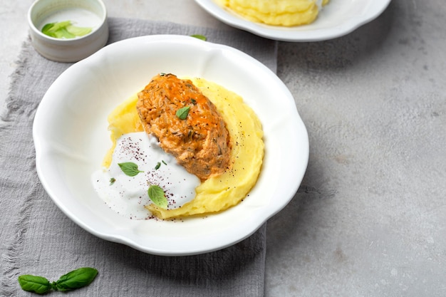 Rollitos de repollo perezoso con puré de papas y crema agria