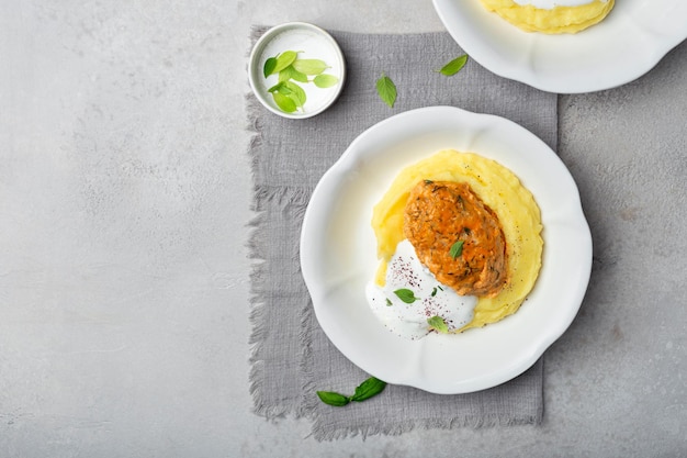 Rollitos de repollo perezoso con puré de papas y crema agria