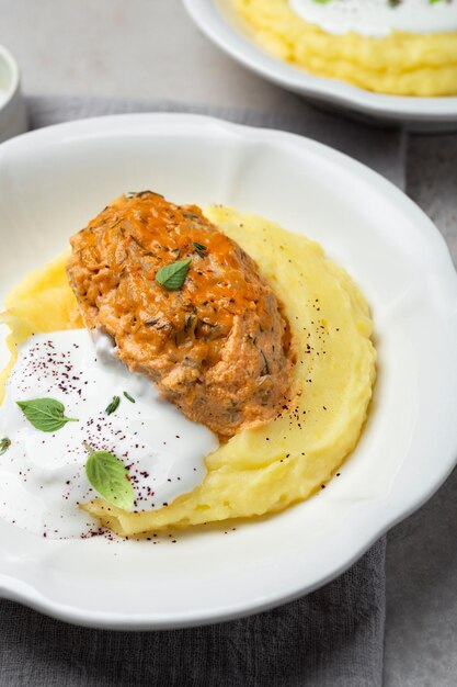 Rollitos de repollo perezoso con puré de papas y crema agria