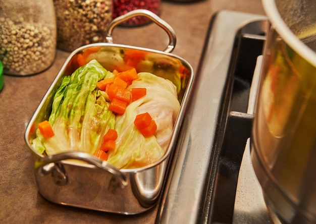 Rollitos de repollo con salmón, zanahorias y salsa en la cocina Receta francesa