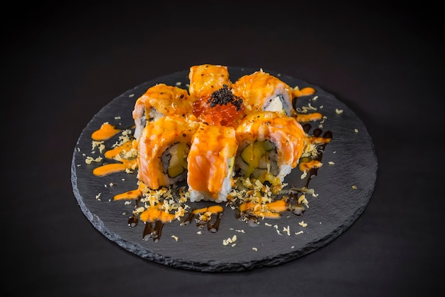 Rollitos de salmón con salmón y caviar, estilo de comida japonesa, menú de sushi