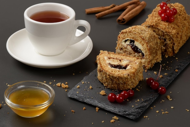 Rollitos suizos en un plato y una taza de té