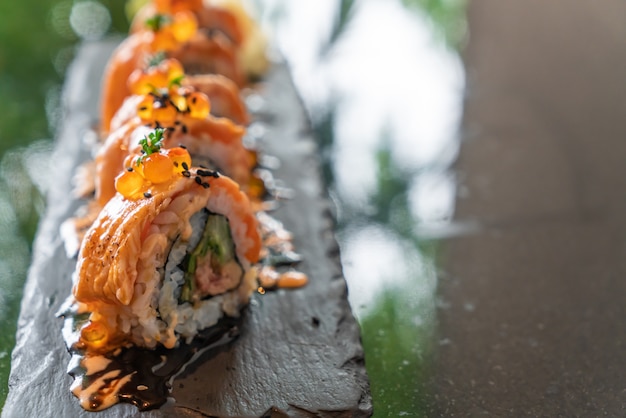 rollitos de sushi de salmón con foie gras