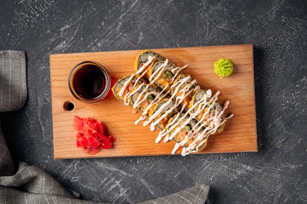 Rollitos de tempura asados con cangrejo y salsa