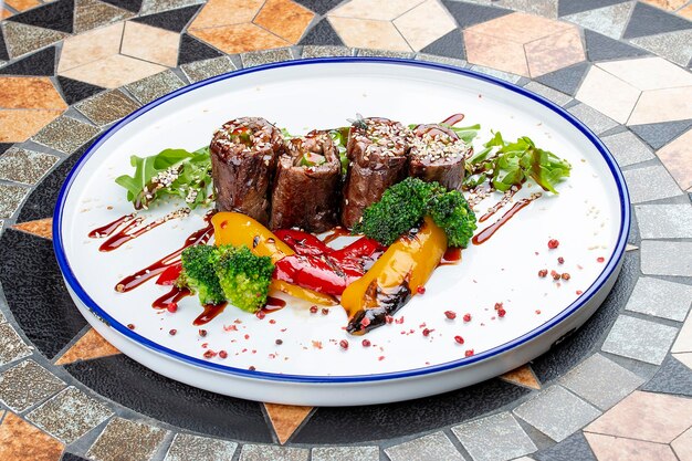 Rollitos de ternera con foie y verduras a la plancha