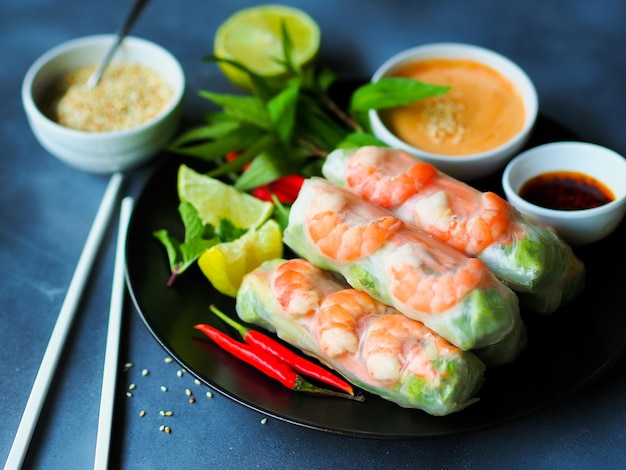 Rollitos de verano frescos con gambas y verduras Comida vietnamita para un concepto de comida saludable