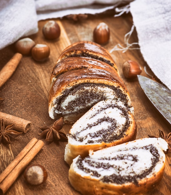 Rollo al horno con semillas de amapola en una tabla de madera