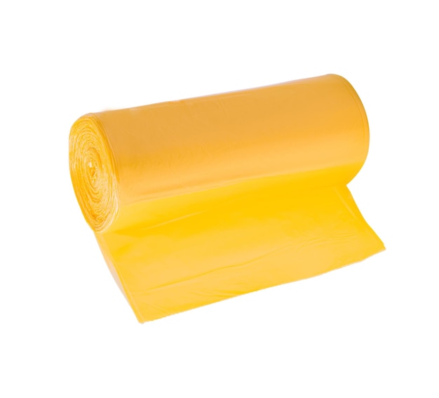 Rollo amarillo de bolsas de basura aisladas en blanco