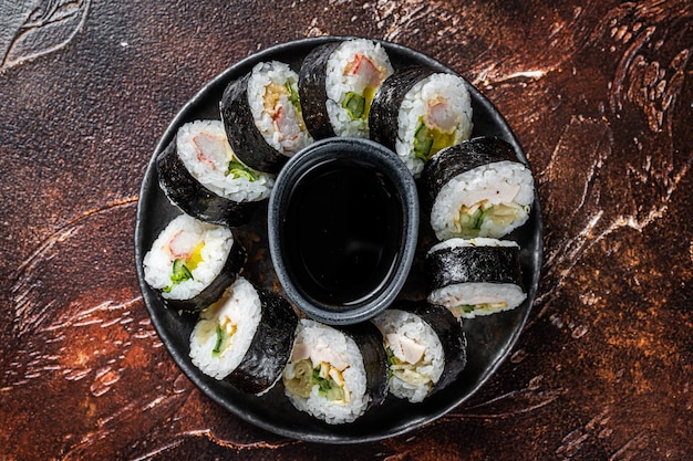 Rollo de arroz coreano Kimbap o gimbap hecho de arroz blanco al vapor Fondo oscuro Vista superior