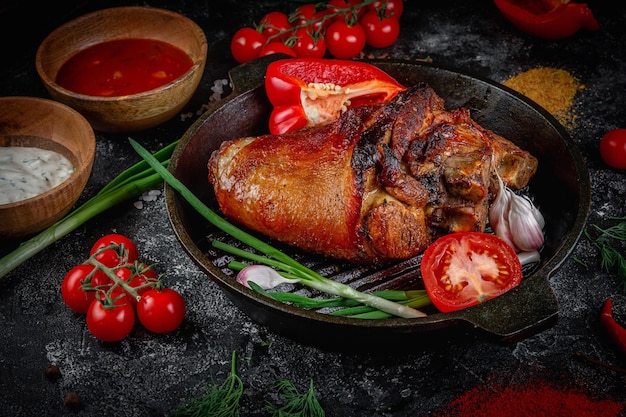 Rollo de asado de cerdo sobre una mesa de piedra oscura adornado con tomates cherry Porchetta un delicioso asado de cerdo de la tradición culinaria italiana Servicio de entrega de restaurante de comida rápida