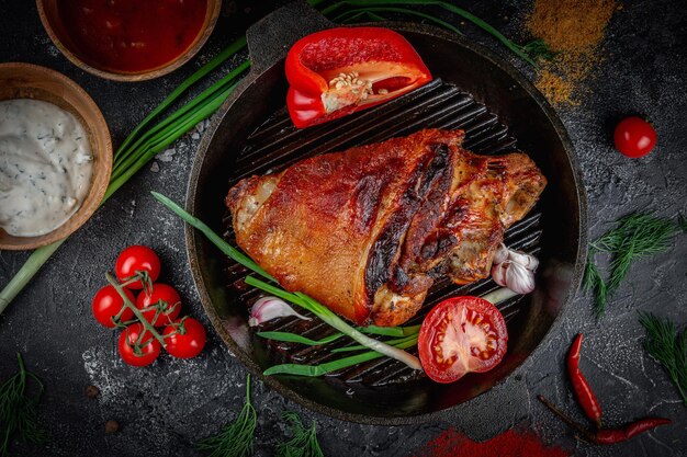 Rollo de asado de cerdo sobre una mesa de piedra oscura adornado con tomates cherry Porchetta un delicioso asado de cerdo de la tradición culinaria italiana Servicio de entrega de restaurante de comida rápida