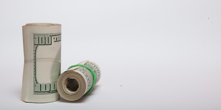 Foto rollo de billetes de un dólar aislado