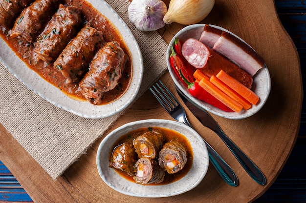 Rollo de bistec en deliciosa salsa de tomate